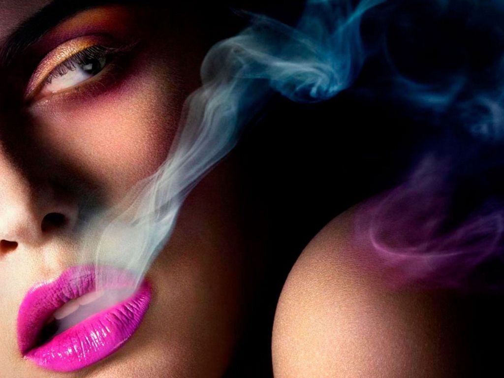 Smokey Pink Lips wallpaper