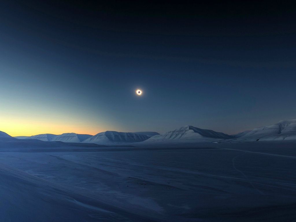 Solar Eclipse Over the Arctic wallpaper