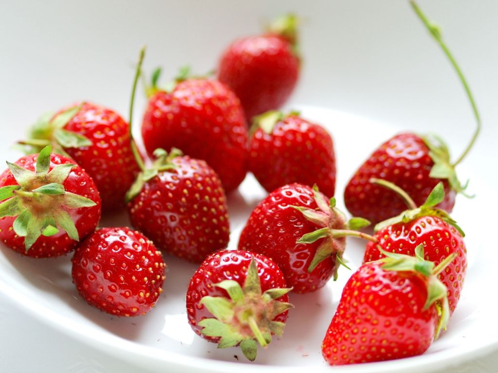 Strawberries on Plate wallpaper