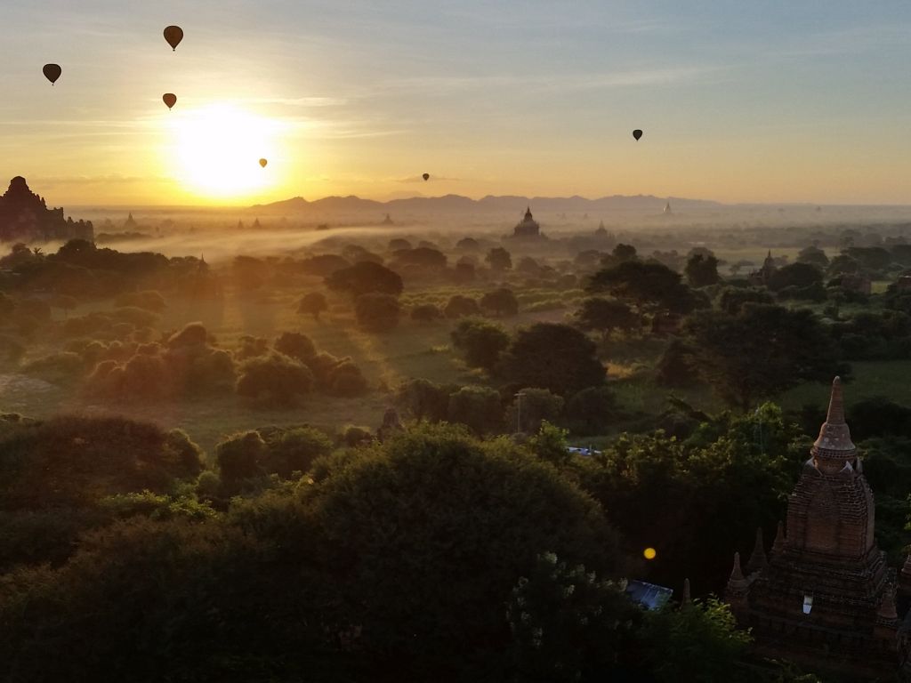 Sunrise at the Temples of Bagan Myanmar wallpaper