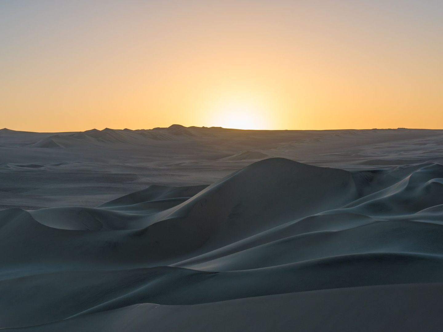 Sunset On The Dunes Of The Sechura Desert In Peru Wallpaper In 1440x1080 Resolution