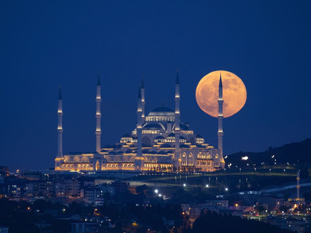 Super Moon Over Istanbul wallpaper