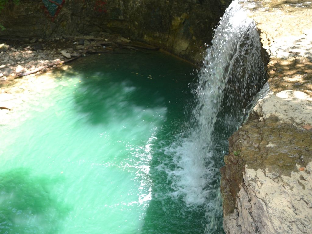 Surprisingly Emerald Waterfall in Suburban Columbus Ohio wallpaper