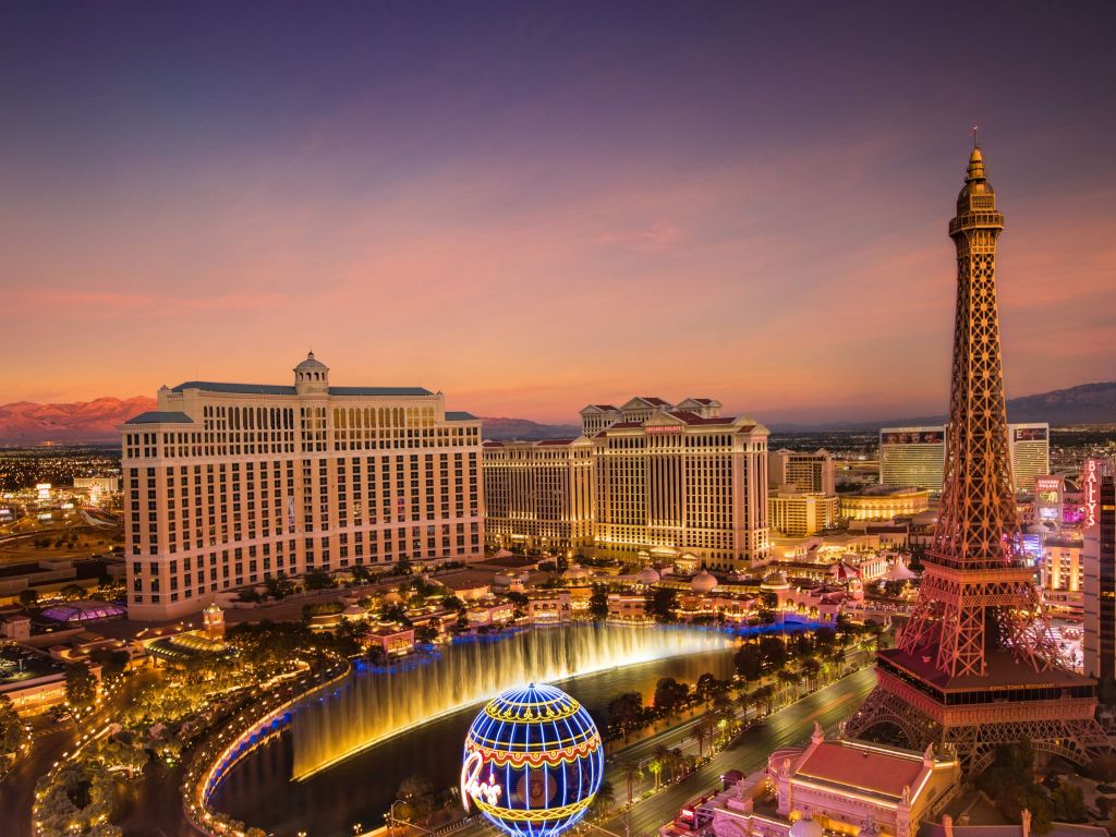 The Bellagio and the Las Vegas Strip at Dusk wallpaper