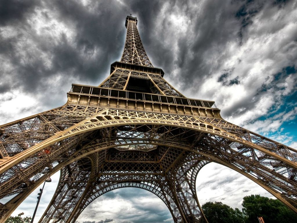 The Eiffel Tower HD wallpaper