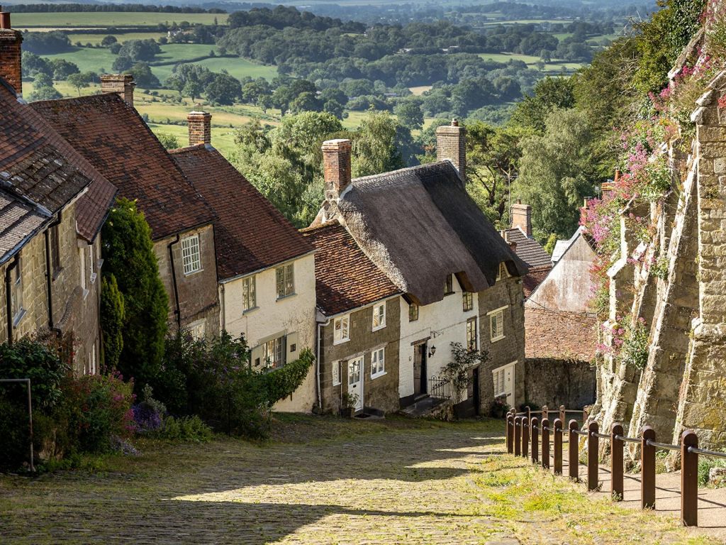 The Iconic Gold Hill Shaftesbury wallpaper