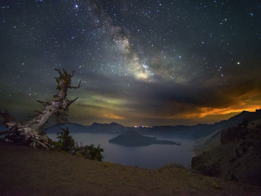 The Milky Way Rising Above Crater Lake is a Sight to See wallpaper