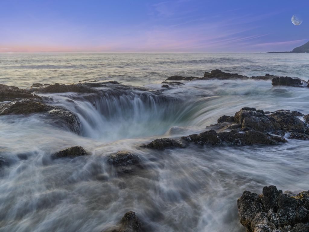 Thors Well, the Sink Hole in Oregons Pacific Ocean wallpaper