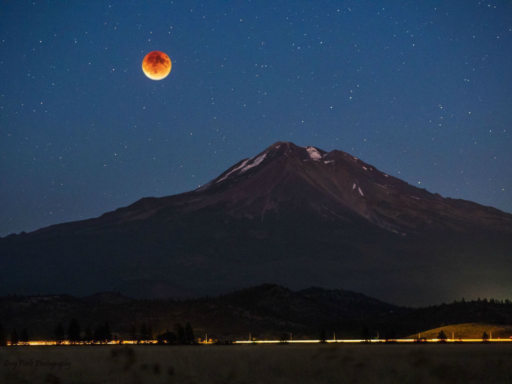 Tonights Lunar Eclipse Over Mt. Shasta in Northern California wallpaper