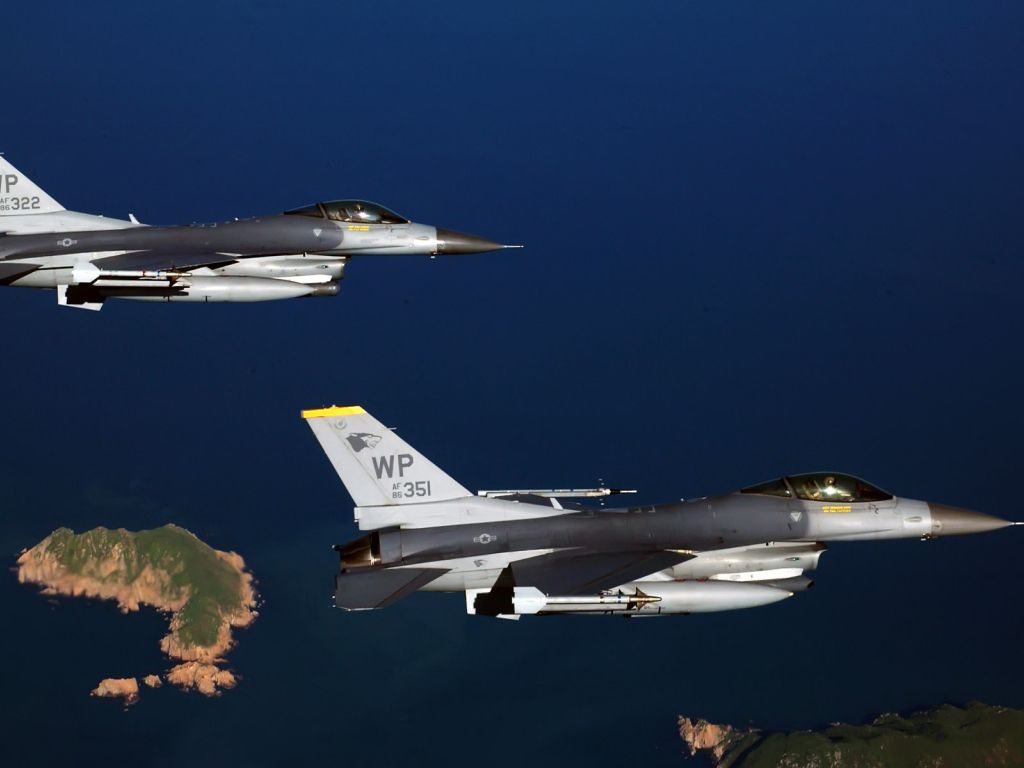 Two F Fighting Falcon Aircrafts wallpaper