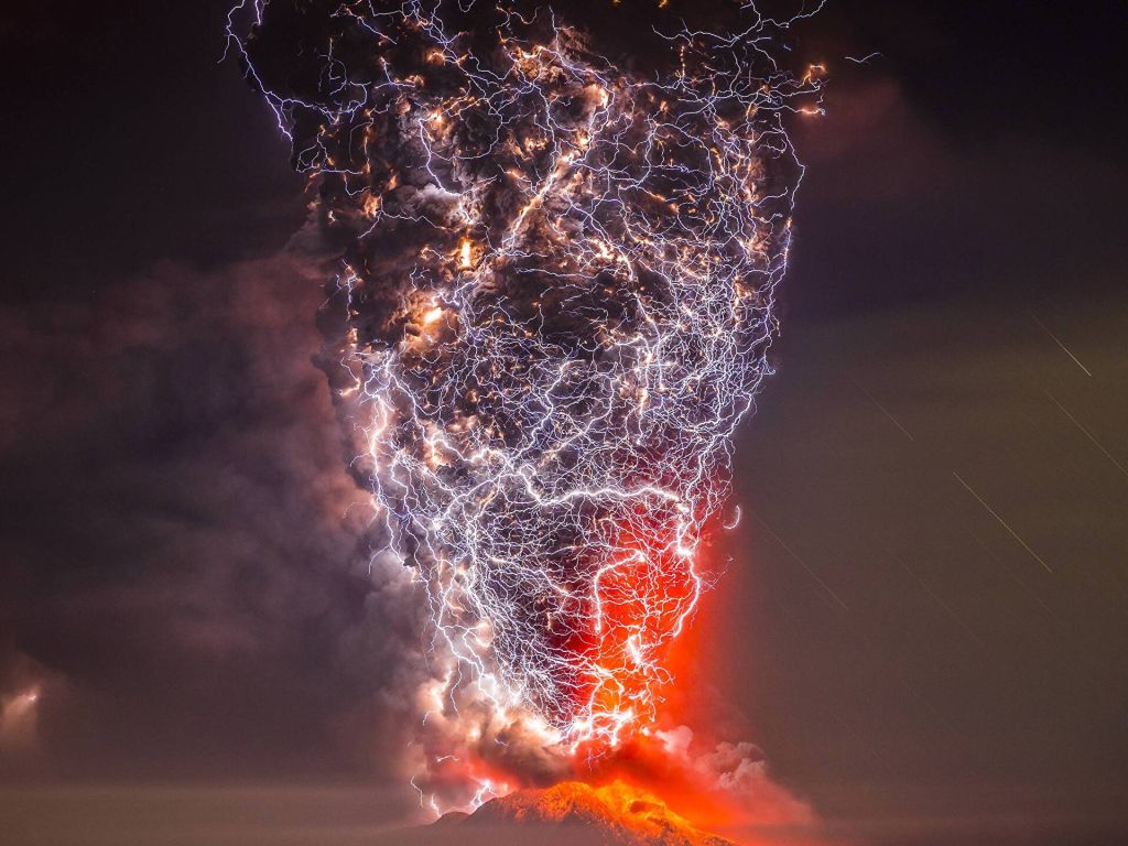 When a Thunderstorm Hit the Calbuco Volcano in Chile wallpaper