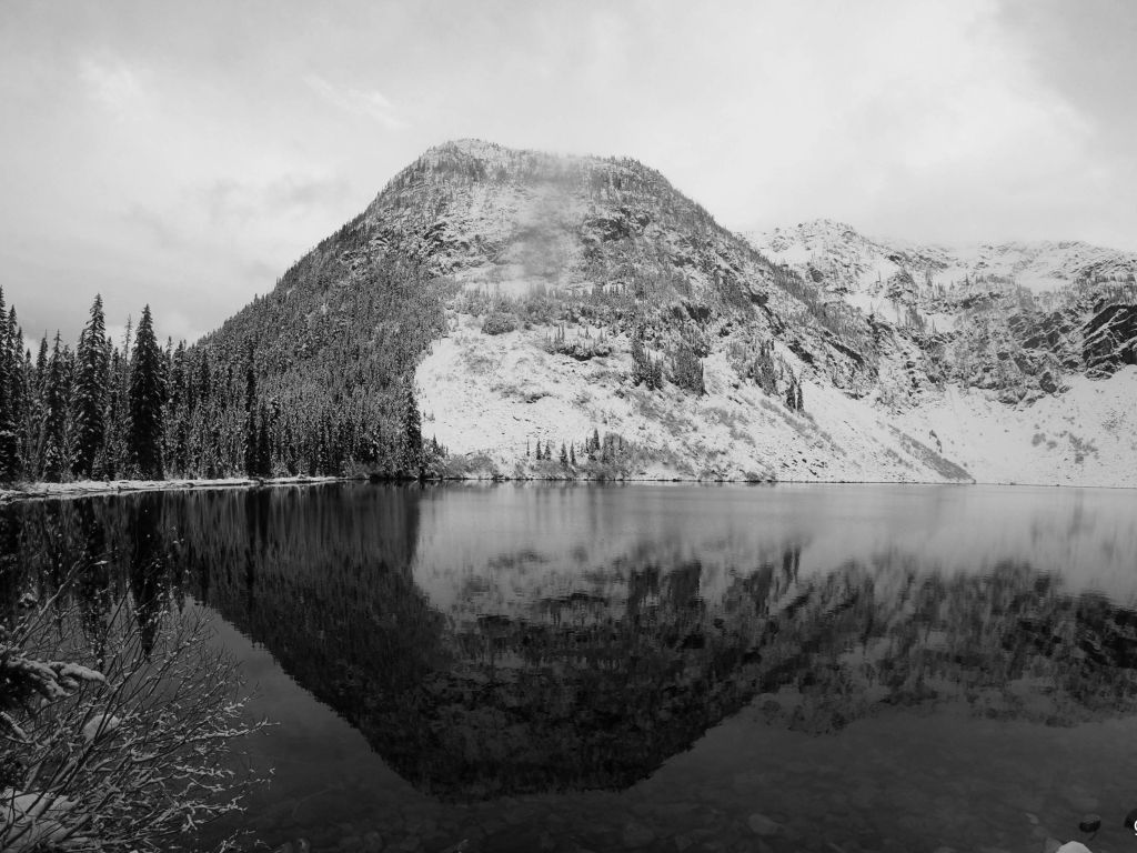Winter Stillness at Rainy Lake North Cascades wallpaper