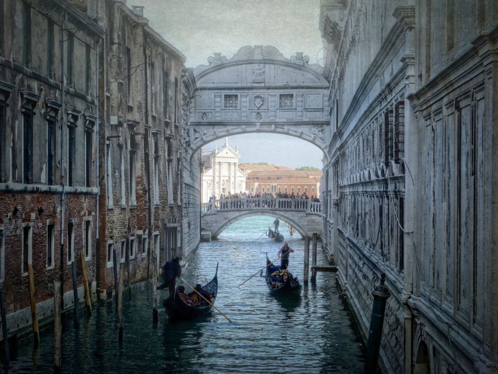 Wonderful Canal Scene In Venice wallpaper