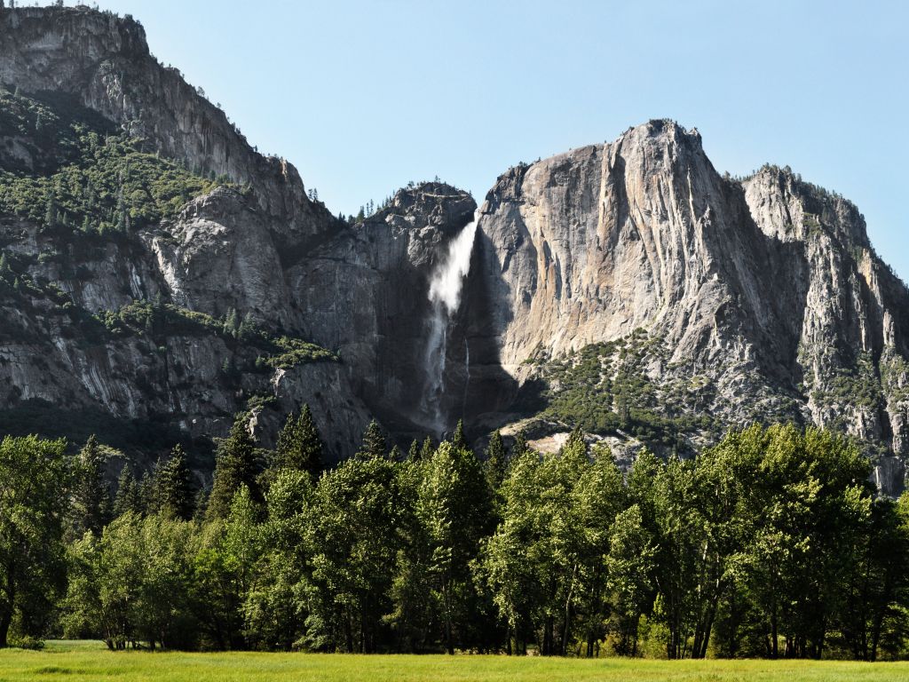 Yosemite Falls in Early Summer wallpaper