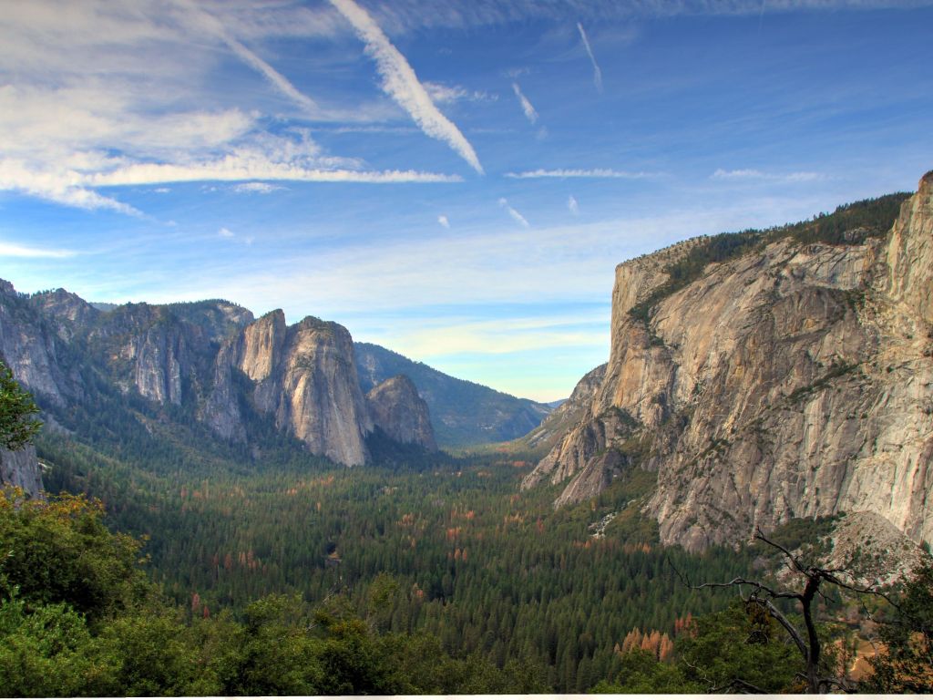Yosemite Valley on a Sunny Autumn Day wallpaper